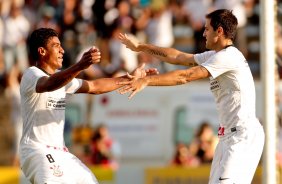Martinez do Corinthians comemora aps marca golc ontra a equipe do Atltico GO durante partida vlida pelo Campeonato Brasileiro realizado no Serejo