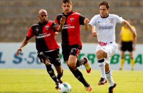 Martinez do Corinthians disputa a bola com o jogador Joilson do Atltico GO durante partida vlida pelo Campeonato Brasileiro realizado no Serejo