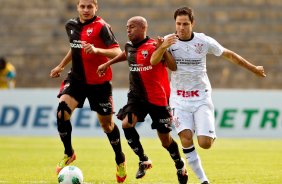 Martinez do Corinthians disputa a bola com o jogador Joilson do Atltico GO durante partida vlida pelo Campeonato Brasileiro realizado no Serejo