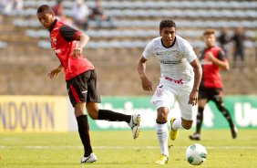 Paulinho do Corinthians disputa a bola com o jogador Pituca do Atltico GO durante partida vlida pelo Campeonato Brasileiro realizado no Serejo