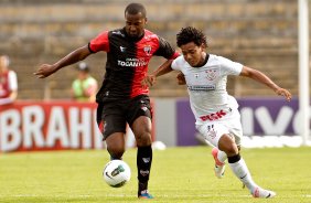 Romarinho do Corinthians disputa a bola com o jogador Renie do Atltico GO durante partida vlida pelo Campeonato Brasileiro realizado no Serejo