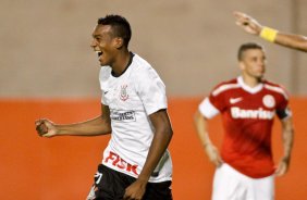 Ednilson do Corinthians comemora aps marca gol contra a equipe do Internacional durante partida vlida pelo Campeonato Brasileiro. realizado em Porto Alegre/RS