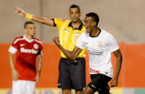 Ednilson do Corinthians comemora aps marca gol contra a equipe do Internacional durante partida vlida pelo Campeonato Brasileiro. realizado em Porto Alegre/RS