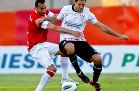 Martinez do Corinthians disputa a bola com o jogador Guinazu do Internacional durante partida vlida pelo Campeonato Brasileiro. realizado em Porto Alegre/RS