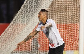 Paolo Guerrero do Corinthians comemora aps marca gol contra a equipe do Internacional durante partida vlida pelo Campeonato Brasileiro. realizado em Porto Alegre/RS