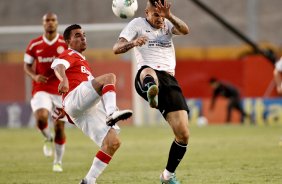 Paolo Guerrero do Corinthians disputa a bola com o jogador Edson do Internacional durante partida vlida pelo Campeonato Brasileiro. realizado em Porto Alegre/RS