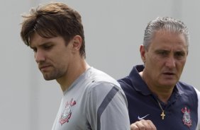 Durante o treino realizado esta manh no CT Joaquim Grava, localizado no Parque Ecolgico do Tiete. O prximo jogo da equipe ser amanh, domingo, dia 02/12, contra o So Paulo, no Pacaembu, vlido pela 38 rodada do Campeonato Brasileiro de 2012