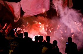 Torcida do Corinthians espera pela chegada da equipe para o embarque rumo ao Mundial de Clubes da FIFA, que vai ser realizado no Japao, no aeroporto Internacional de Cumbica