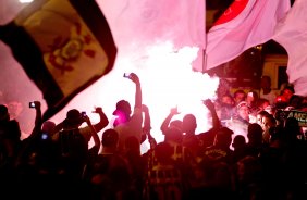 Torcida do Corinthians espera pela chegada da equipe para o embarque rumo ao Mundial de Clubes da FIFA, que vai ser realizado no Japao, no aeroporto Internacional de Cumbica