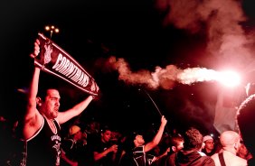 Torcida do Corinthians espera pela chegada da equipe para o embarque rumo ao Mundial de Clubes da FIFA, que vai ser realizado no Japao, no aeroporto Internacional de Cumbica