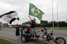 Torcida do Corinthians espera pela chegada da equipe para o embarque rumo ao Mundial de Clubes da FIFA, que vai ser realizado no Japao, no aeroporto Internacional de Cumbica
