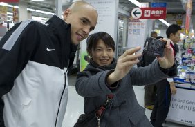 Foram fazer comprar em um shopping perto do hotel, aps o treino do Corinthians esta manh no Wave Stadium Kariya, onde se prepara para disputar o Campeonato Mundial Interclubes organizado pela FIFA, a ser jogado nas cidades de Toyota e Yokohama