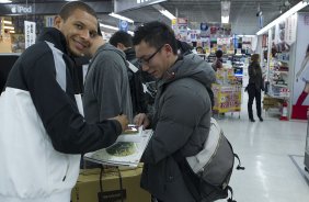 Foram fazer comprar em um shopping perto do hotel, aps o treino do Corinthians esta manh no Wave Stadium Kariya, onde se prepara para disputar o Campeonato Mundial Interclubes organizado pela FIFA, a ser jogado nas cidades de Toyota e Yokohama