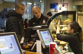 Foram fazer comprar em um shopping perto do hotel, aps o treino do Corinthians esta manh no Wave Stadium Kariya, onde se prepara para disputar o Campeonato Mundial Interclubes organizado pela FIFA, a ser jogado nas cidades de Toyota e Yokohama