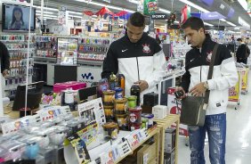 Foram fazer comprar em um shopping perto do hotel, aps o treino do Corinthians esta manh no Wave Stadium Kariya, onde se prepara para disputar o Campeonato Mundial Interclubes organizado pela FIFA, a ser jogado nas cidades de Toyota e Yokohama