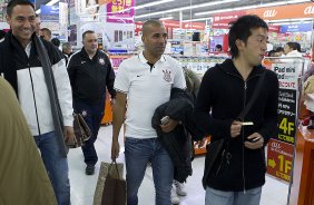 Foram fazer comprar em um shopping perto do hotel, aps o treino do Corinthians esta manh no Wave Stadium Kariya, onde se prepara para disputar o Campeonato Mundial Interclubes organizado pela FIFA, a ser jogado nas cidades de Toyota e Yokohama