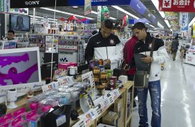 Foram fazer comprar em um shopping perto do hotel, aps o treino do Corinthians esta manh no Wave Stadium Kariya, onde se prepara para disputar o Campeonato Mundial Interclubes organizado pela FIFA, a ser jogado nas cidades de Toyota e Yokohama