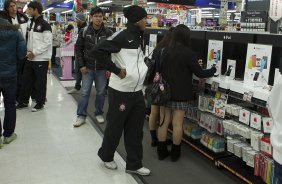 Foram fazer comprar em um shopping perto do hotel, aps o treino do Corinthians esta manh no Wave Stadium Kariya, onde se prepara para disputar o Campeonato Mundial Interclubes organizado pela FIFA, a ser jogado nas cidades de Toyota e Yokohama