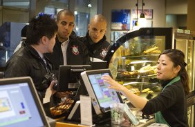 Foram fazer comprar em um shopping perto do hotel, aps o treino do Corinthians esta manh no Wave Stadium Kariya, onde se prepara para disputar o Campeonato Mundial Interclubes organizado pela FIFA, a ser jogado nas cidades de Toyota e Yokohama