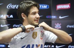 O atacante Alexandre Pato, ao lado do diretor de futebol Roberto Andrade e do diretor adjunto de futebol Duilio Monteiro Alves, foi apresentado hoje aps o treino desta manh no CT Joaquim Grava, localizado no Parque Ecolgico do Tiete. O prximo jogo da equipe ser domingo, dia 20/01, contra o Paulista de Jundia, no estdio Jaime Cintra , em Jundia, vlido pela 1 rodada do Campeonato Paulista de 2013