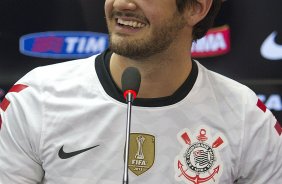 O atacante Alexandre Pato, ao lado do diretor de futebol Roberto Andrade e do diretor adjunto de futebol Duilio Monteiro Alves, foi apresentado hoje aps o treino desta manh no CT Joaquim Grava, localizado no Parque Ecolgico do Tiete. O prximo jogo da equipe ser domingo, dia 20/01, contra o Paulista de Jundia, no estdio Jaime Cintra , em Jundia, vlido pela 1 rodada do Campeonato Paulista de 2013