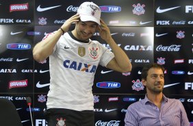 O atacante Alexandre Pato, ao lado do diretor de futebol Roberto Andrade e do diretor adjunto de futebol Duilio Monteiro Alves, foi apresentado hoje aps o treino desta manh no CT Joaquim Grava, localizado no Parque Ecolgico do Tiete. O prximo jogo da equipe ser domingo, dia 20/01, contra o Paulista de Jundia, no estdio Jaime Cintra , em Jundia, vlido pela 1 rodada do Campeonato Paulista de 2013