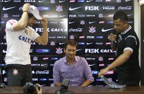 O atacante Alexandre Pato, ao lado do diretor de futebol Roberto Andrade e do diretor adjunto de futebol Duilio Monteiro Alves, foi apresentado hoje após o treino desta manhã no CT Joaquim Grava, localizado no Parque Ecológico do Tiete. O próximo jogo da equipe será domingo, dia 20/01, contra o Paulista de Jundiaí, no estádio Jaime Cintra , em Jundiaí, válido pela 1ª rodada do Campeonato Paulista de 2013