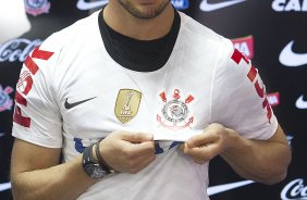 O atacante Alexandre Pato, ao lado do diretor de futebol Roberto Andrade e do diretor adjunto de futebol Duilio Monteiro Alves, foi apresentado hoje após o treino desta manhã no CT Joaquim Grava, localizado no Parque Ecológico do Tiete. O próximo jogo da equipe será domingo, dia 20/01, contra o Paulista de Jundiaí, no estádio Jaime Cintra , em Jundiaí, válido pela 1ª rodada do Campeonato Paulista de 2013