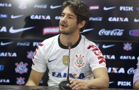 O atacante Alexandre Pato, ao lado do diretor de futebol Roberto Andrade e do diretor adjunto de futebol Duilio Monteiro Alves, foi apresentado hoje aps o treino desta manh no CT Joaquim Grava, localizado no Parque Ecolgico do Tiete. O prximo jogo da equipe ser domingo, dia 20/01, contra o Paulista de Jundia, no estdio Jaime Cintra , em Jundia, vlido pela 1 rodada do Campeonato Paulista de 2013