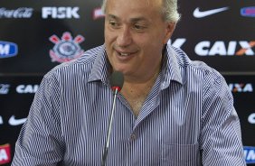 O atacante Alexandre Pato, ao lado do diretor de futebol Roberto Andrade e do diretor adjunto de futebol Duilio Monteiro Alves, foi apresentado hoje após o treino desta manhã no CT Joaquim Grava, localizado no Parque Ecológico do Tiete. O próximo jogo da equipe será domingo, dia 20/01, contra o Paulista de Jundiaí, no estádio Jaime Cintra , em Jundiaí, válido pela 1ª rodada do Campeonato Paulista de 2013
