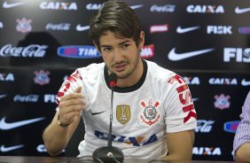 O atacante Alexandre Pato, ao lado do diretor de futebol Roberto Andrade e do diretor adjunto de futebol Duilio Monteiro Alves, foi apresentado hoje aps o treino desta manh no CT Joaquim Grava, localizado no Parque Ecolgico do Tiete. O prximo jogo da equipe ser domingo, dia 20/01, contra o Paulista de Jundia, no estdio Jaime Cintra , em Jundia, vlido pela 1 rodada do Campeonato Paulista de 2013