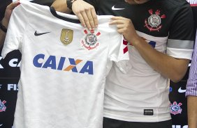 O atacante Alexandre Pato, ao lado do diretor de futebol Roberto Andrade e do diretor adjunto de futebol Duilio Monteiro Alves, foi apresentado hoje após o treino desta manhã no CT Joaquim Grava, localizado no Parque Ecológico do Tiete. O próximo jogo da equipe será domingo, dia 20/01, contra o Paulista de Jundiaí, no estádio Jaime Cintra , em Jundiaí, válido pela 1ª rodada do Campeonato Paulista de 2013