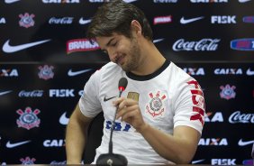 O atacante Alexandre Pato, ao lado do diretor de futebol Roberto Andrade e do diretor adjunto de futebol Duilio Monteiro Alves, foi apresentado hoje aps o treino desta manh no CT Joaquim Grava, localizado no Parque Ecolgico do Tiete. O prximo jogo da equipe ser domingo, dia 20/01, contra o Paulista de Jundia, no estdio Jaime Cintra , em Jundia, vlido pela 1 rodada do Campeonato Paulista de 2013