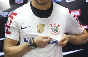 O atacante Alexandre Pato, ao lado do diretor de futebol Roberto Andrade e do diretor adjunto de futebol Duilio Monteiro Alves, foi apresentado hoje após o treino desta manhã no CT Joaquim Grava, localizado no Parque Ecológico do Tiete. O próximo jogo da equipe será domingo, dia 20/01, contra o Paulista de Jundiaí, no estádio Jaime Cintra , em Jundiaí, válido pela 1ª rodada do Campeonato Paulista de 2013