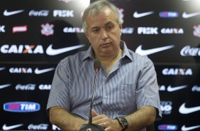 O atacante Alexandre Pato, ao lado do diretor de futebol Roberto Andrade e do diretor adjunto de futebol Duilio Monteiro Alves, foi apresentado hoje após o treino desta manhã no CT Joaquim Grava, localizado no Parque Ecológico do Tiete. O próximo jogo da equipe será domingo, dia 20/01, contra o Paulista de Jundiaí, no estádio Jaime Cintra , em Jundiaí, válido pela 1ª rodada do Campeonato Paulista de 2013