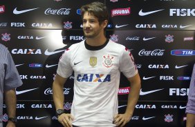 O atacante Alexandre Pato, ao lado do diretor de futebol Roberto Andrade e do diretor adjunto de futebol Duilio Monteiro Alves, foi apresentado hoje após o treino desta manhã no CT Joaquim Grava, localizado no Parque Ecológico do Tiete. O próximo jogo da equipe será domingo, dia 20/01, contra o Paulista de Jundiaí, no estádio Jaime Cintra , em Jundiaí, válido pela 1ª rodada do Campeonato Paulista de 2013