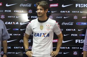 O atacante Alexandre Pato, ao lado do diretor de futebol Roberto Andrade e do diretor adjunto de futebol Duilio Monteiro Alves, foi apresentado hoje aps o treino desta manh no CT Joaquim Grava, localizado no Parque Ecolgico do Tiete. O prximo jogo da equipe ser domingo, dia 20/01, contra o Paulista de Jundia, no estdio Jaime Cintra , em Jundia, vlido pela 1 rodada do Campeonato Paulista de 2013