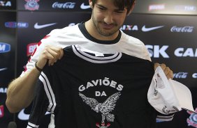 O atacante Alexandre Pato, ao lado do diretor de futebol Roberto Andrade e do diretor adjunto de futebol Duilio Monteiro Alves, foi apresentado hoje aps o treino desta manh no CT Joaquim Grava, localizado no Parque Ecolgico do Tiete. O prximo jogo da equipe ser domingo, dia 20/01, contra o Paulista de Jundia, no estdio Jaime Cintra , em Jundia, vlido pela 1 rodada do Campeonato Paulista de 2013