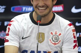 O atacante Alexandre Pato, ao lado do diretor de futebol Roberto Andrade e do diretor adjunto de futebol Duilio Monteiro Alves, foi apresentado hoje após o treino desta manhã no CT Joaquim Grava, localizado no Parque Ecológico do Tiete. O próximo jogo da equipe será domingo, dia 20/01, contra o Paulista de Jundiaí, no estádio Jaime Cintra , em Jundiaí, válido pela 1ª rodada do Campeonato Paulista de 2013