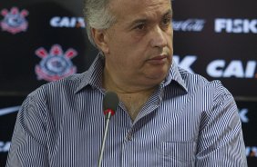 O atacante Alexandre Pato, ao lado do diretor de futebol Roberto Andrade e do diretor adjunto de futebol Duilio Monteiro Alves, foi apresentado hoje após o treino desta manhã no CT Joaquim Grava, localizado no Parque Ecológico do Tiete. O próximo jogo da equipe será domingo, dia 20/01, contra o Paulista de Jundiaí, no estádio Jaime Cintra , em Jundiaí, válido pela 1ª rodada do Campeonato Paulista de 2013