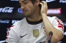 O atacante Alexandre Pato, ao lado do diretor de futebol Roberto Andrade e do diretor adjunto de futebol Duilio Monteiro Alves, foi apresentado hoje aps o treino desta manh no CT Joaquim Grava, localizado no Parque Ecolgico do Tiete. O prximo jogo da equipe ser domingo, dia 20/01, contra o Paulista de Jundia, no estdio Jaime Cintra , em Jundia, vlido pela 1 rodada do Campeonato Paulista de 2013