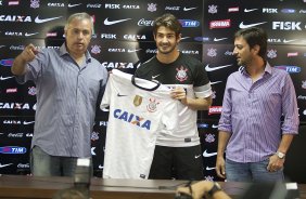 O atacante Alexandre Pato, ao lado do diretor de futebol Roberto Andrade e do diretor adjunto de futebol Duilio Monteiro Alves, foi apresentado hoje após o treino desta manhã no CT Joaquim Grava, localizado no Parque Ecológico do Tiete. O próximo jogo da equipe será domingo, dia 20/01, contra o Paulista de Jundiaí, no estádio Jaime Cintra , em Jundiaí, válido pela 1ª rodada do Campeonato Paulista de 2013