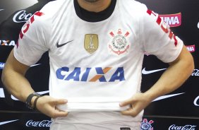 O atacante Alexandre Pato, ao lado do diretor de futebol Roberto Andrade e do diretor adjunto de futebol Duilio Monteiro Alves, foi apresentado hoje após o treino desta manhã no CT Joaquim Grava, localizado no Parque Ecológico do Tiete. O próximo jogo da equipe será domingo, dia 20/01, contra o Paulista de Jundiaí, no estádio Jaime Cintra , em Jundiaí, válido pela 1ª rodada do Campeonato Paulista de 2013