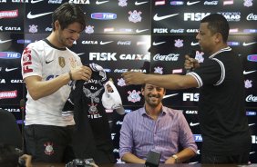 O atacante Alexandre Pato, ao lado do diretor de futebol Roberto Andrade e do diretor adjunto de futebol Duilio Monteiro Alves, foi apresentado hoje após o treino desta manhã no CT Joaquim Grava, localizado no Parque Ecológico do Tiete. O próximo jogo da equipe será domingo, dia 20/01, contra o Paulista de Jundiaí, no estádio Jaime Cintra , em Jundiaí, válido pela 1ª rodada do Campeonato Paulista de 2013
