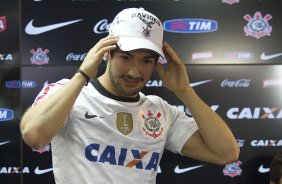 O atacante Alexandre Pato, ao lado do diretor de futebol Roberto Andrade e do diretor adjunto de futebol Duilio Monteiro Alves, foi apresentado hoje após o treino desta manhã no CT Joaquim Grava, localizado no Parque Ecológico do Tiete. O próximo jogo da equipe será domingo, dia 20/01, contra o Paulista de Jundiaí, no estádio Jaime Cintra , em Jundiaí, válido pela 1ª rodada do Campeonato Paulista de 2013