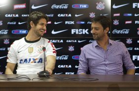 O atacante Alexandre Pato, ao lado do diretor de futebol Roberto Andrade e do diretor adjunto de futebol Duilio Monteiro Alves, foi apresentado hoje após o treino desta manhã no CT Joaquim Grava, localizado no Parque Ecológico do Tiete. O próximo jogo da equipe será domingo, dia 20/01, contra o Paulista de Jundiaí, no estádio Jaime Cintra , em Jundiaí, válido pela 1ª rodada do Campeonato Paulista de 2013