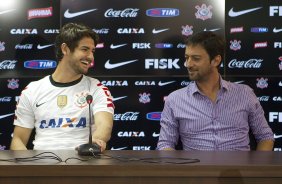 O atacante Alexandre Pato, ao lado do diretor de futebol Roberto Andrade e do diretor adjunto de futebol Duilio Monteiro Alves, foi apresentado hoje aps o treino desta manh no CT Joaquim Grava, localizado no Parque Ecolgico do Tiete. O prximo jogo da equipe ser domingo, dia 20/01, contra o Paulista de Jundia, no estdio Jaime Cintra , em Jundia, vlido pela 1 rodada do Campeonato Paulista de 2013