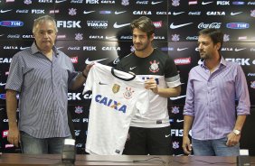 O atacante Alexandre Pato, ao lado do diretor de futebol Roberto Andrade e do diretor adjunto de futebol Duilio Monteiro Alves, foi apresentado hoje após o treino desta manhã no CT Joaquim Grava, localizado no Parque Ecológico do Tiete. O próximo jogo da equipe será domingo, dia 20/01, contra o Paulista de Jundiaí, no estádio Jaime Cintra , em Jundiaí, válido pela 1ª rodada do Campeonato Paulista de 2013