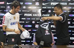 O atacante Alexandre Pato, ao lado do diretor de futebol Roberto Andrade e do diretor adjunto de futebol Duilio Monteiro Alves, foi apresentado hoje aps o treino desta manh no CT Joaquim Grava, localizado no Parque Ecolgico do Tiete. O prximo jogo da equipe ser domingo, dia 20/01, contra o Paulista de Jundia, no estdio Jaime Cintra , em Jundia, vlido pela 1 rodada do Campeonato Paulista de 2013