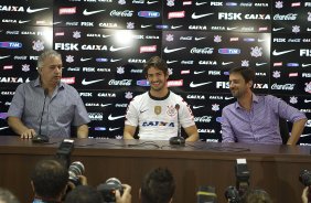 O atacante Alexandre Pato, ao lado do diretor de futebol Roberto Andrade e do diretor adjunto de futebol Duilio Monteiro Alves, foi apresentado hoje após o treino desta manhã no CT Joaquim Grava, localizado no Parque Ecológico do Tiete. O próximo jogo da equipe será domingo, dia 20/01, contra o Paulista de Jundiaí, no estádio Jaime Cintra , em Jundiaí, válido pela 1ª rodada do Campeonato Paulista de 2013